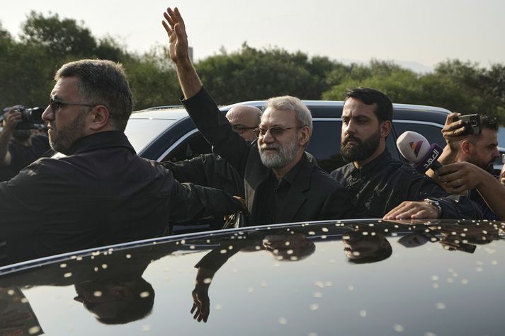 Ali Larijani, forseti þjóðaröryggisráðs Íran, veifar til stuðningsmanna Hezbollah í Beirút.