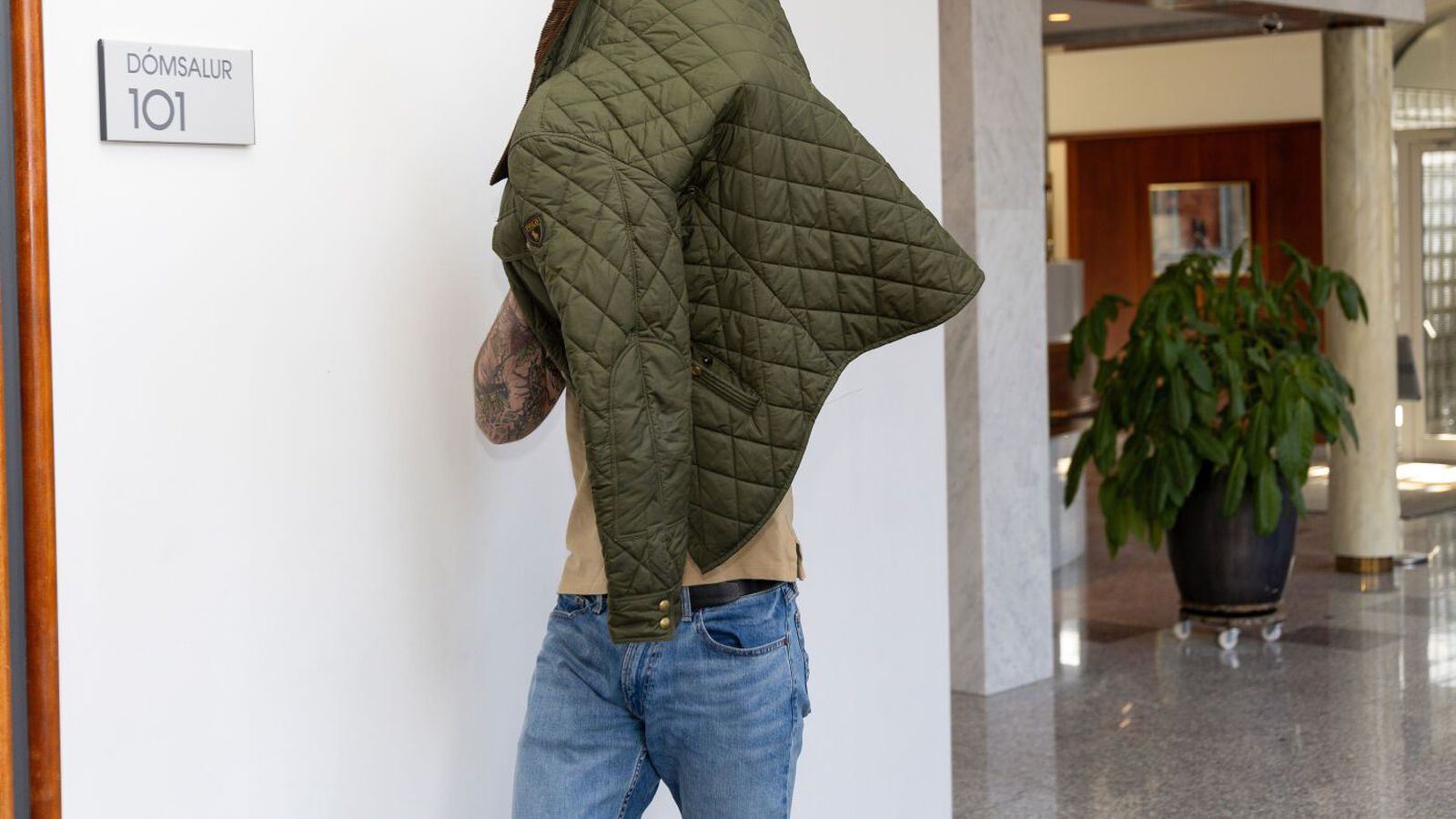 Hafi flestir verið að gera fé­lögum greiða þegar þeir tóku við efnum í sófa og morgunkornskössum