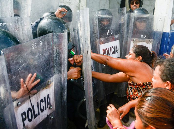 Ættingjar fanga í Las Cruces-fangelsinu tókust á við lögreglu sem varnaði þeim inngöngu í gær.