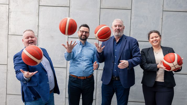 Alexandra Cruz Buenano, teymisstjóri Origo, Árni Geir Valgeirsson, forstjóri Origo, Kristinn Albertsson, formaður KKÍ, og Hannes S.Jónsson framkvæmdastjóri KKÍ