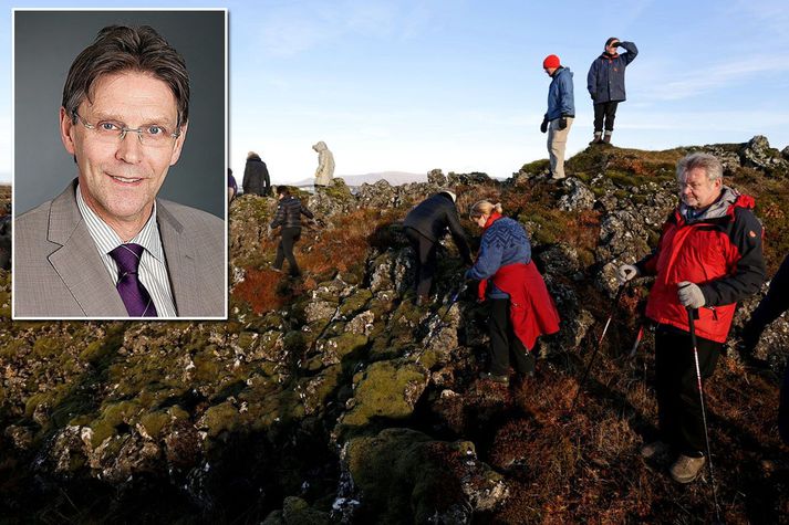 Gunnar Einarsson bæjarstjóri í Garðabæ, fagnar lagningu nýs vegar og gatnamóta við Gálgahraun.