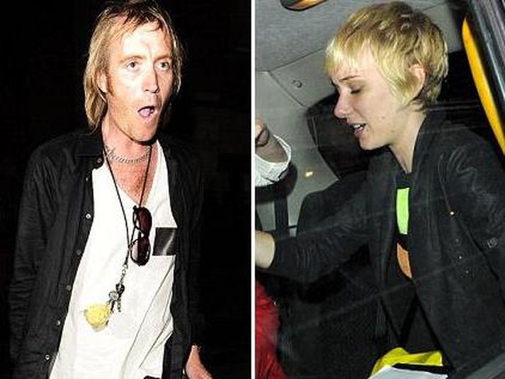 Rhys Ifans og Kimberly Stewart.
