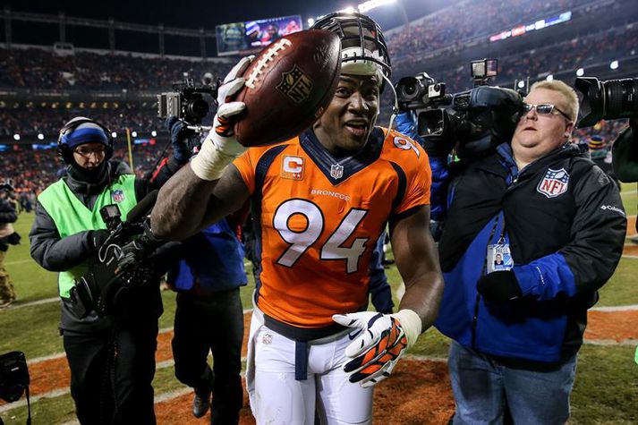 Varnarjaxlinn DeMarcus Ware með boltann sem hann stal í framlengingunni og tryggði síðan Broncos sigur í leiknum.