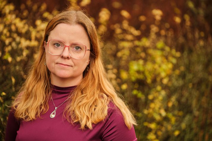 Á bak við rólega rödd Guðlaugar Halldórsdóttur leynist saga sem gæti átt heima í kvikmynd: íslensk kona sem fór frá Hafnarfirði til Blekinge í Svíþjóð, frá Kóraninum til Ásatrúarfélagsins – og lifði af.