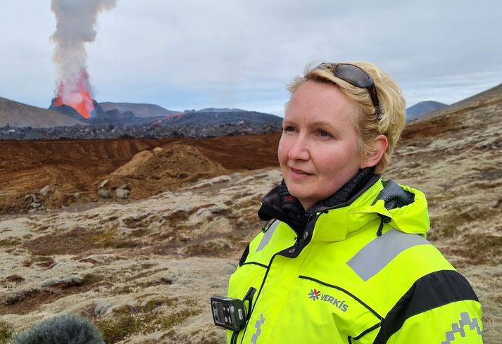 Hörn Hrafnsdóttir, umhverfis- og byggingaverkfræðingur hjá Verkís, við eystri varnargarðinn í syðri Meradal í dag.