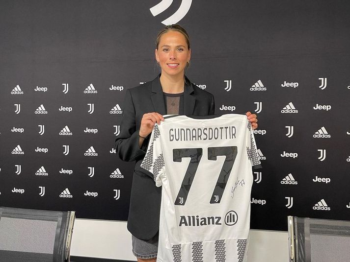 Sara Björk Gunnarsdóttir með nýju treyjuna sína en hún verður númer 77 hjá Juventus.