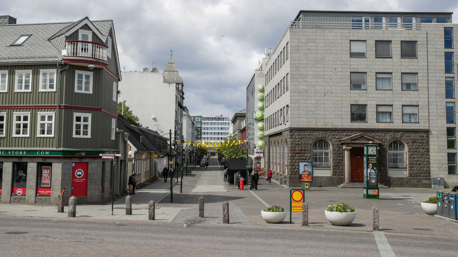 Ráðist á mann fyrir utan skemmti­stað í nótt