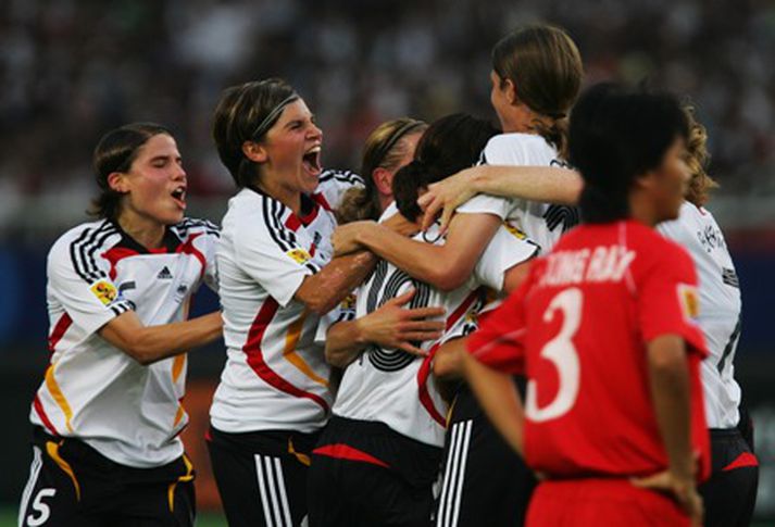 Þjóðverjar fagna fyrsta marki sínu í kvöld.