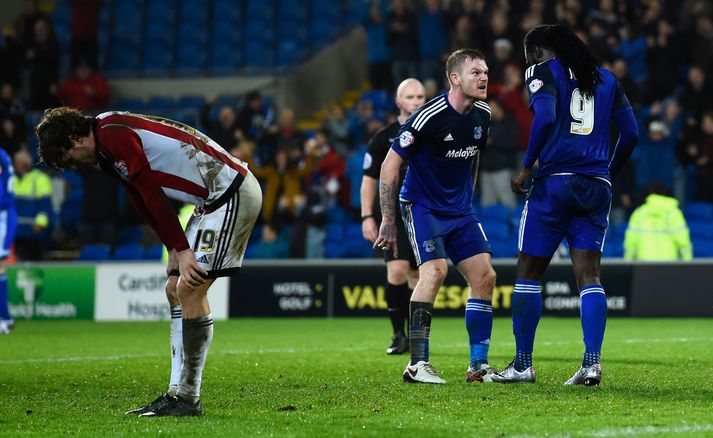Aron fagnar Kenwyne Jones eftir að hann skoraði sigurmark Cardiff.