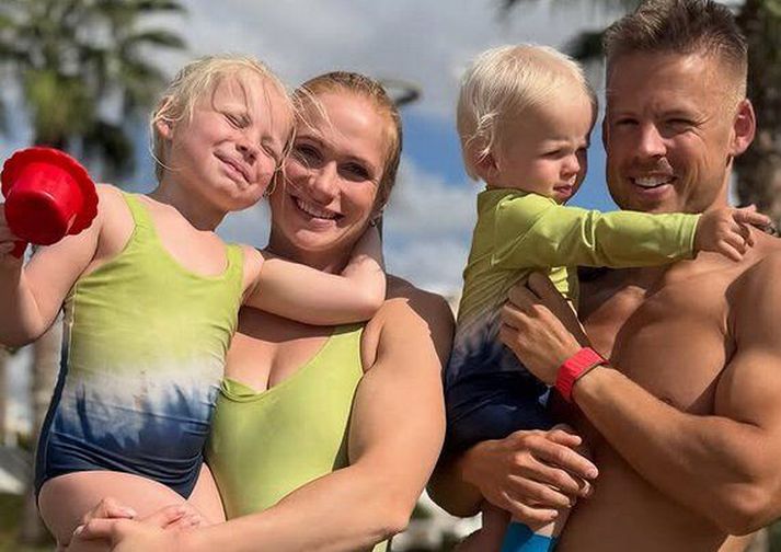 Anníe Mist Þórisdóttir lætur bumbuna ekki trufla sig. Hér er hún með fjölskyldu sinni sem stækkar í byrjun næsta árs.