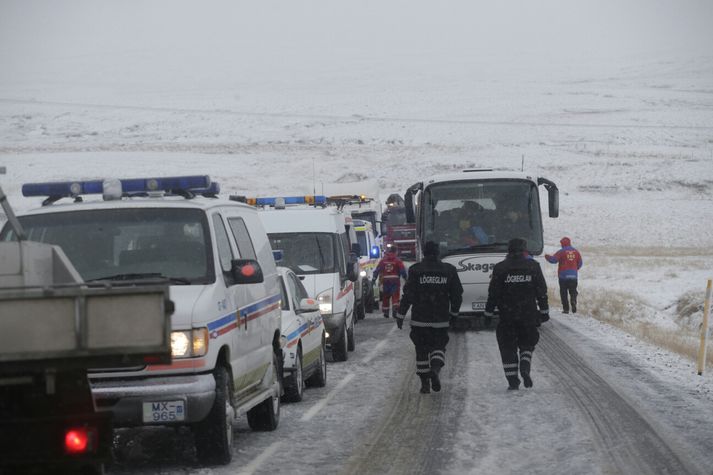 Mikill viðbúnaður er vegna slyssins en 41 farþegi var í rútunni.