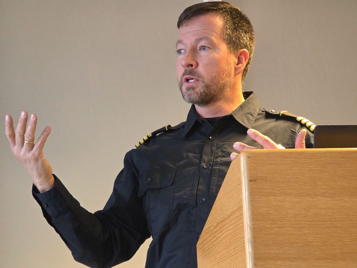 Pétur Pétursson, slökkviliðsstjóri Brunavarna Árnessýslu á fundinum þar sem hann kynnti starfsemi slökkviliðsins.