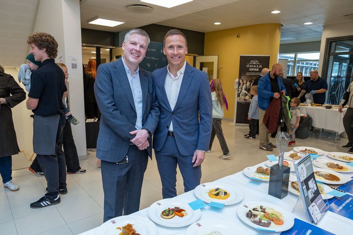 Hótel- og matvælaskóli Menntaskólans í Kópavogi hélt upp á 30 ára afmæli skólans fyrr í þessum mánuði.  Aðsókn fór fram úr björtustu vonum og boðið var upp á ýmsa skemmtilega og áhugaverða viðburði. Frá vinstri eru Haraldur Jóhann Sæmundsson, framkvæmdastjóri skólans, og Björn Skúlason, forsetaherra.
