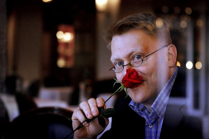 Jón Gnarr stendur í ströngu við undirbúning sjónvarpsþáttar og útvarpsþáttarins Tvíhöfða.