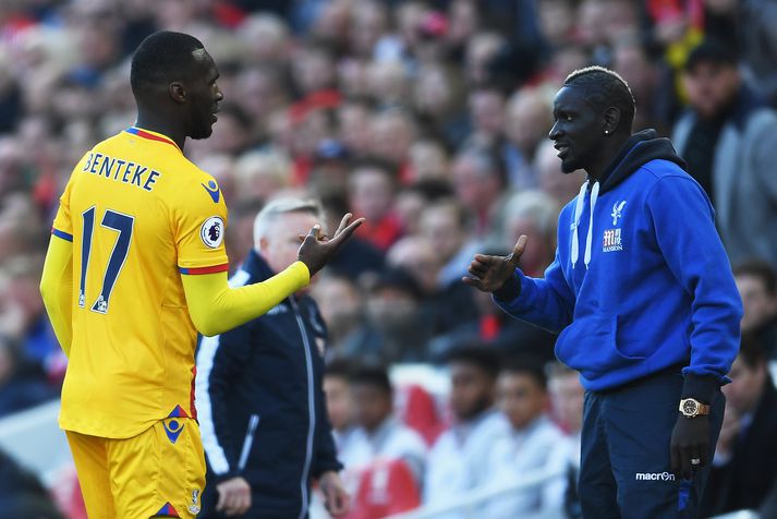 Tveir fyrrum Liverpool-menn, Benteke og Sakho, fagna marki þess fyrrnefnda.