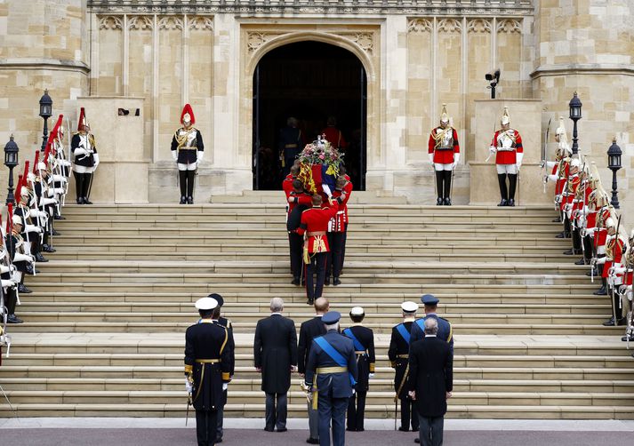 Kista drottningarinnar var flutt frá Westminster Abbey til Windsor þar sem stutt athöfn fer nú fram í St George kapellunni. 
