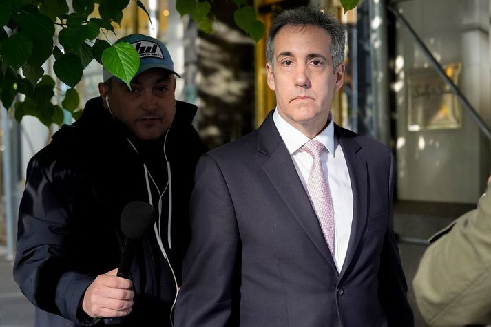 Michael Cohen á leið í dómsal í gær. Hann var hundtryggur starfsmaður Trump allt þar til alríkislögreglan gerði húsleit hjá honum árið 2018. Síðan þá hefur hann unnið með saksóknurum og verið harður gagnrýnandi fyrrverandi yfirmanns síns.