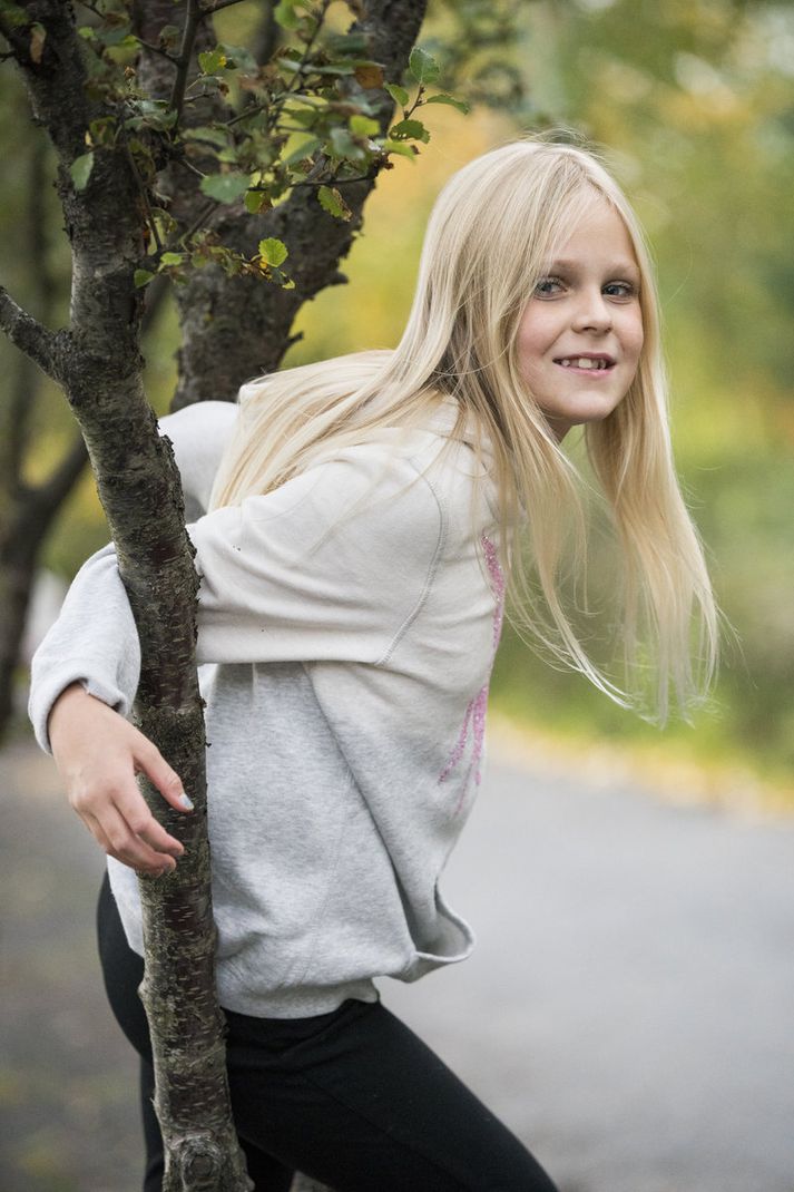 Elnu Mattínu finnst fallegast á Íslandi við Skógafoss og veit af gullkistu á bak við hann. 