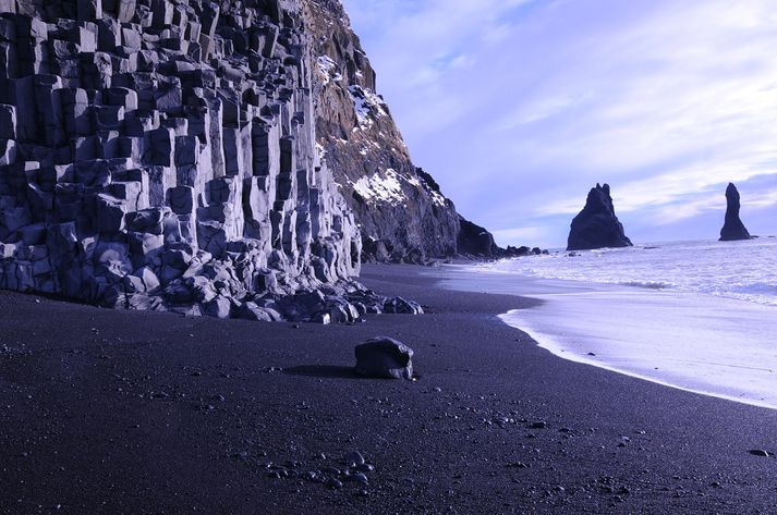 Steinninn sem maðurinn stóð á sést hér nánast á miðri mynd,