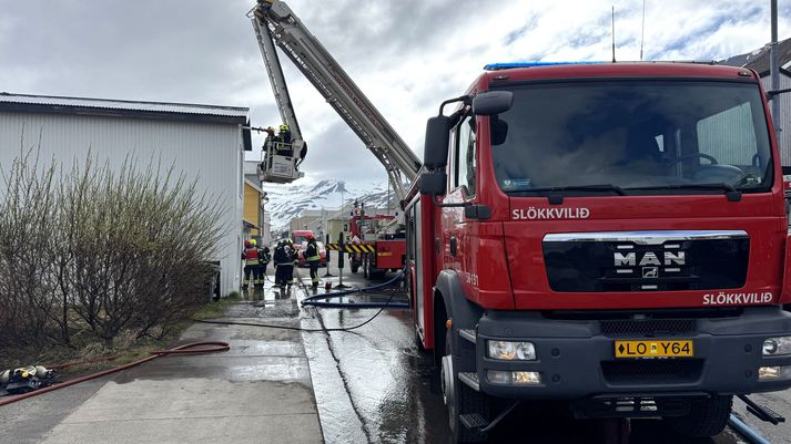 Slökkviliðsmenn frá bæði Siglufirði og Ólafsfirði tóku þátt í því að ráða niðurlögum eldsins.