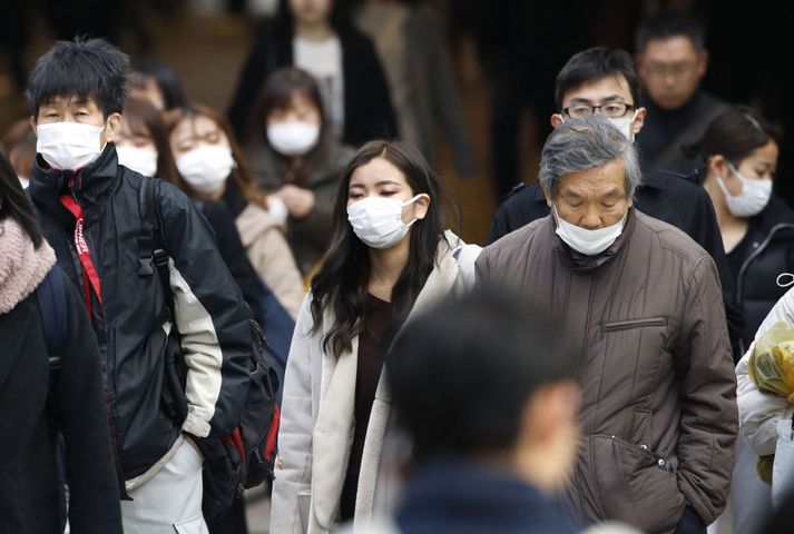 Íbúar í Osaka með grímur fyrir vitunum fyrr í mánuðinum.