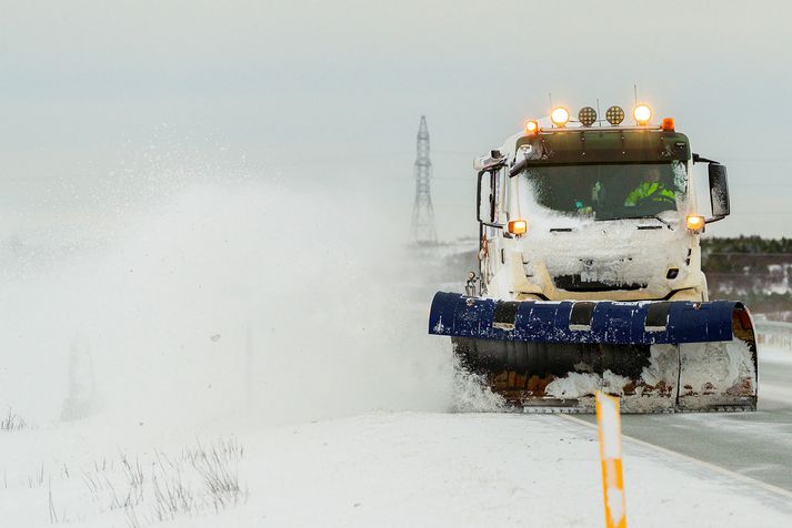 Það er snjókoma, slydda og mikill vindur í veðurkortunum næstu daga. Færð gæti því spillst.