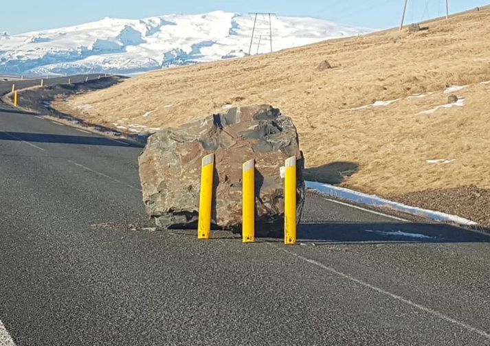 Vegfarendur létu vita af því að stærðarinnar grjót væri á þjóðvegi eitt og mætti starfsmaður Vegagerðarinnar strax á svæðið.