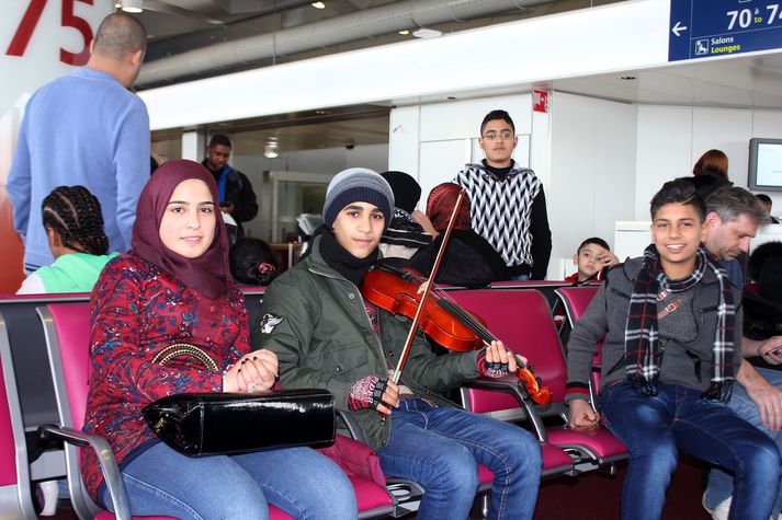 Omar spilar fyrir gesti flugstöðvarinnar í París. Hann hlakkar til að hefja nám á Akureyri og langar að verða tónlistarmaður.