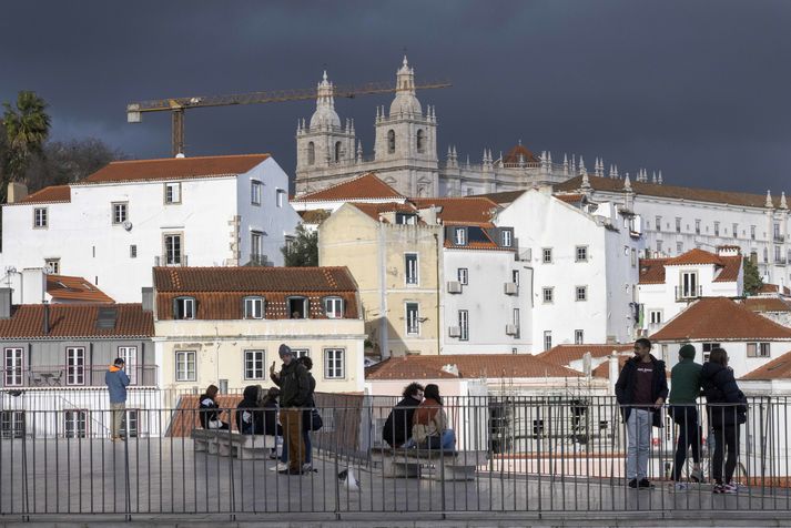 Graca-hverfið í Lissabon. Útleiga íbúða til ferðamanna hefur lamað miðborgarkjarna margra stórborga á Íberíuskaganum og nú hafa stjórnvöld margra borga blásið til gagnsóknar til að laða innfædda inn í borgirnar á ný.