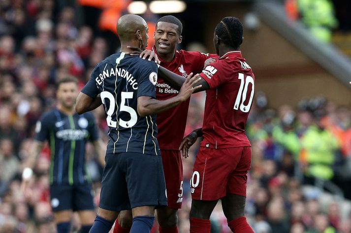 Georginio Wijnaldum reynir að skilja að þá  Sadio Mane og Fernandinho í leik Liverpool og Manchester City fyrr á þessu tímabili.