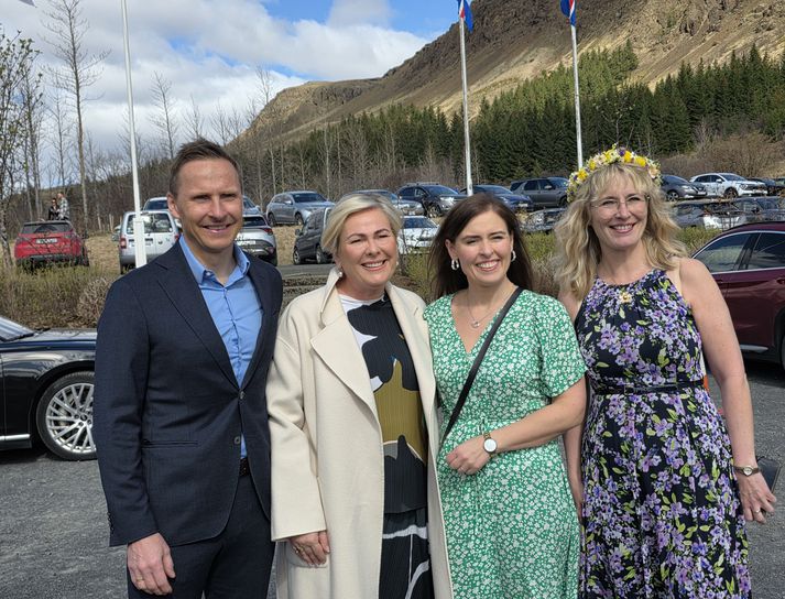 Frú Halla Tómasdóttir og Björn Skúlason, eiginmaður hennar, ásamt Soffíu Sveinsdóttur, skólameistara Fjölbrautaskóla Suðurlands og Guðríði Helgadóttur, staðarhaldara á Reykjum þegar forsetahjónin mættu í opna húsið.
