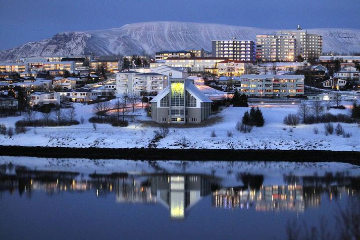 Útsendingin hefst stundvíslega klukkan 18:00. Prestur verður séra Vigfús Þór Árnason, kór Grafarvogskirkju syngur og Margrét Pálmdóttir stjórnar stúlknakór.