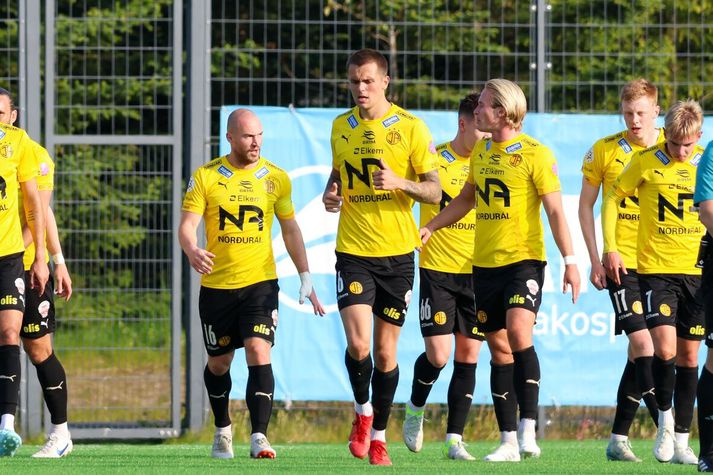 Oliver Stefánsson fagnar marki með Skagamönnum í sumar.