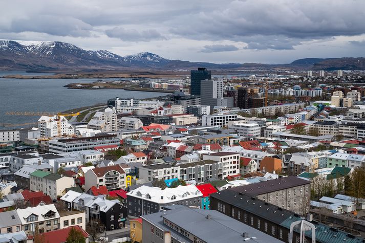 Á fyrstu sjö mánuðum þessa árs voru 14% allra íbúðaviðskipta á almennum markaði hér á landi vegna nýbygginga en árið 2010 var hlutfallið 3%.