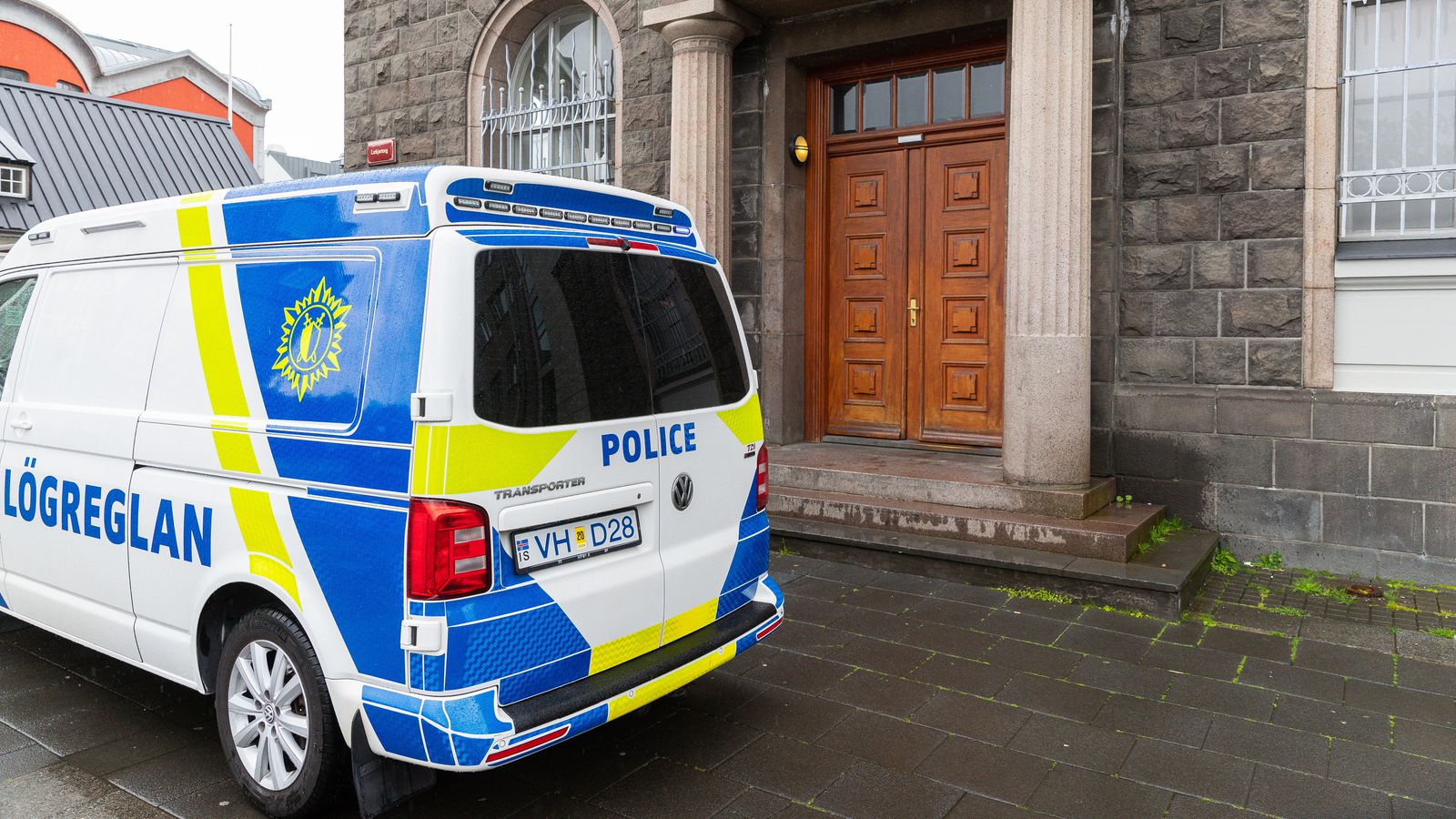 Flúði heimili sitt eftir að hafa hótað stofnun