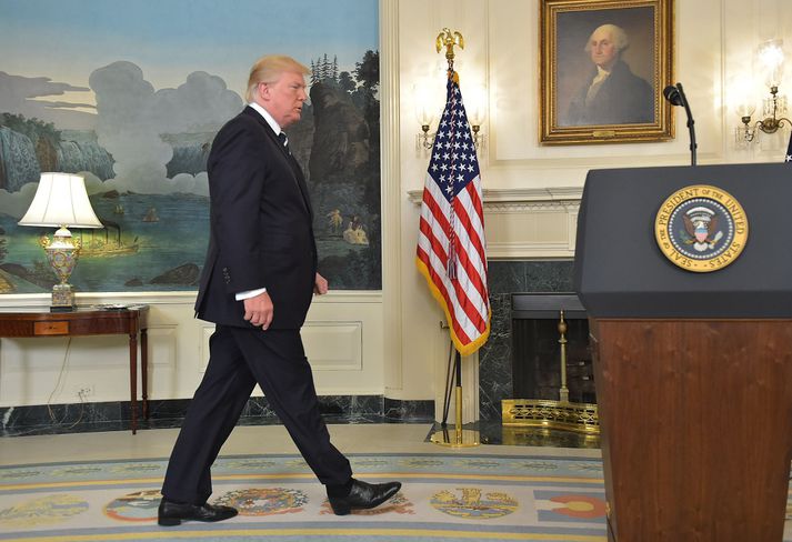 Donald Trump, forseti Bandaríkjanna, labbar að púltinu áður en hann ávarpar þjóð sína.