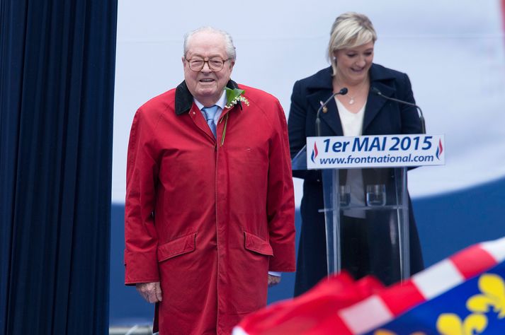 Jean-Marie og Marine ávarpa mannfjöldann á Verkalýðsdaginn árið 2015.