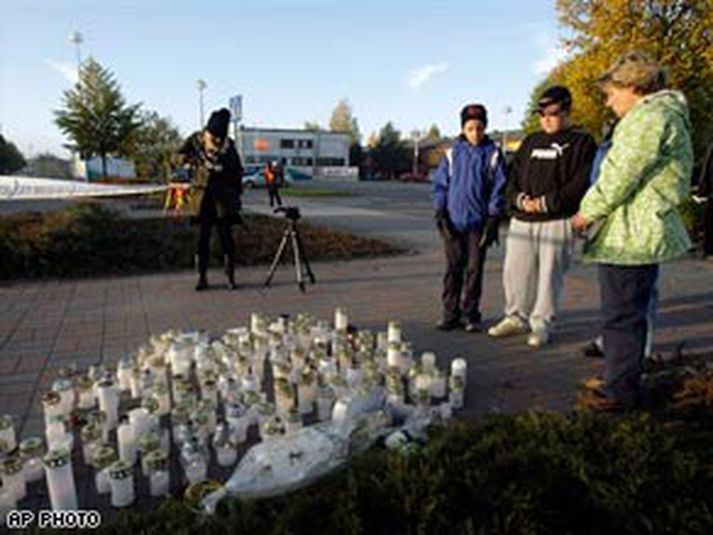 Aðstandendur syrgja látna ástvini sína við skólann.