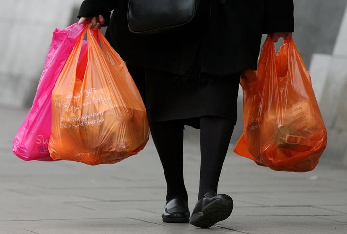 Hér má sjá einstakling ganga um þrjá plastpoka. Taki reglugerðin gildi hér á landi má þessi einstaklingur einungis fara í þrettán svona verslunarferðir á ári, nema pokarnir séu nýttir aftur. 