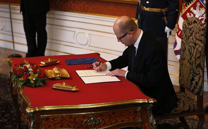 Bohuslav Sobotka undirritar embættiseið sinn.
