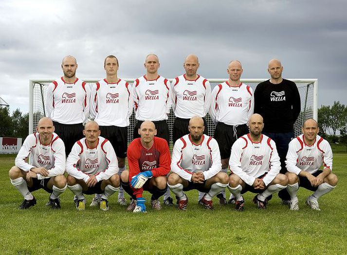 Sköllótta wella-liðið Efri röð f.v.: Sigmundur Kristjánsson, Tómas Leifsson, Davíð Þór Viðarsson, Gunnlaugur Jónsson, Þórhallur Dan Jóhannsson og Ólafur Kristjánsson þjálfari. Neðri röð f.v.: Sigurbjörn Hreiðarsson, Peter Gravesen, Kristján Finnbogason, Arnar Gunnlaugsson, Bjarki Gunnlaugsson og Tryggvi Guðmundsson.Fréttablaðið/steinar Hugi