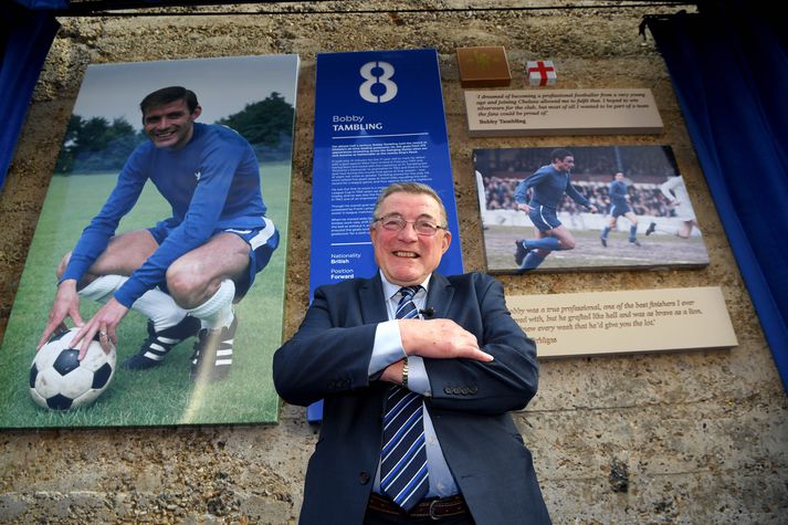 Bobby Tambling fyrir framan minnisvarða um sig á Stamford Bridge.