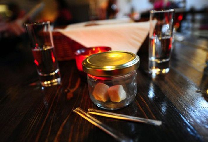 Brennivín og hákarl eru ef til vill ekki fyrir grunnskólabörn. En þó eru margir sem telja þetta þjóðarrétt Íslendinga.