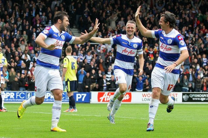 Charlie Austin fagnar marki sínu á Loftus Road í dag.