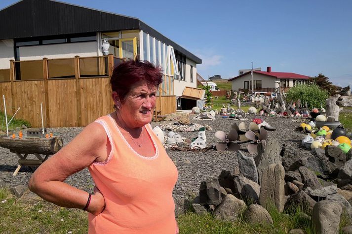 Anna Svandís í garðinum á Drangsnesi sem vekur verðskuldaða eftirtekt.