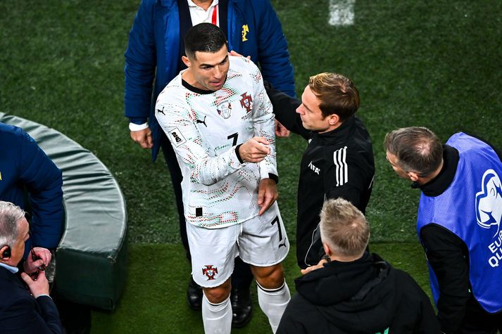 Cristiano Ronaldo lætur Heimir Hallgrímsson heyra það eftir að hann fékk rauða spjaldið í Dublin.