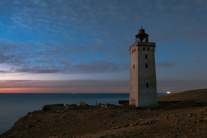 Sjálfur Rubjerg Knude vitinn var tekinn úr notkun árið 1968. Hann er 23 metra hár og um 700 tonn að þyngd.