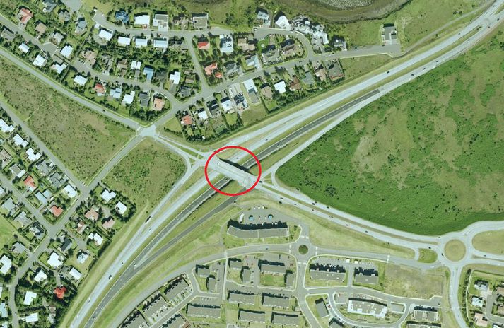 Slysið átti sér stað undir Arnarnesbrúnni.