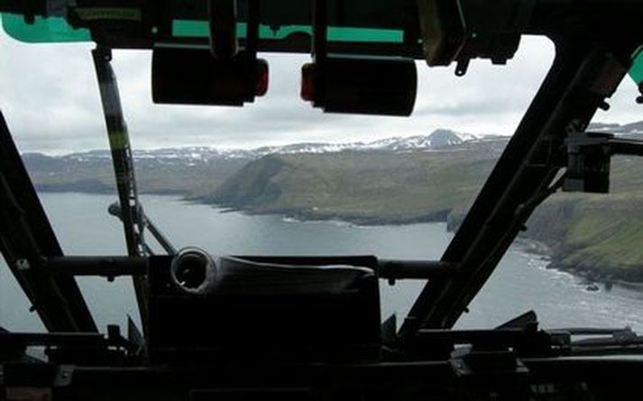 Þyrla fór eftir slösuðum sjómanni meira en 20 sjómílur frá landi.