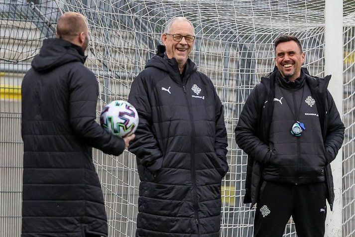 Lars Lagerbäck með þeim Arnari Þór Viðarssyni og Eiði Smára Guðjohnsen á æfingu íslenska landsliðsins í Þýskalandi. Það fór vel á með þeim.